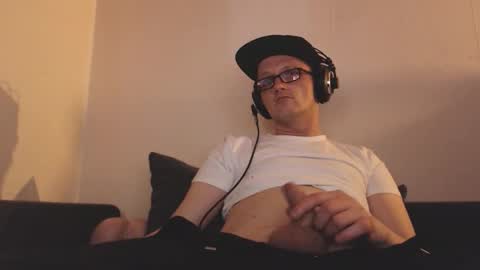 Snapshot of mcmike_es chatting on 12-26-24, 01:10 Mike online show from 12-26-24, 01:10