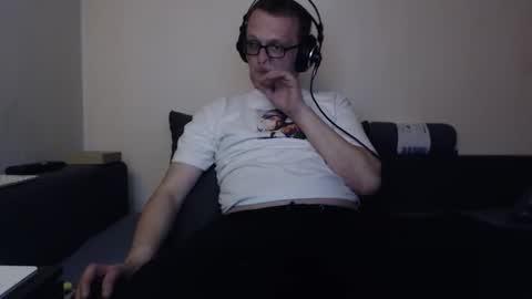 Snapshot of mcmike_es chatting on 10-24-25, 07:21 Mike online show from 10-24-25, 07:21