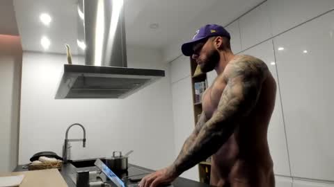 Snapshot of mealphamale chatting on 12-12-24, 02:55 Alpha Male online show from 12-12-24, 02:55