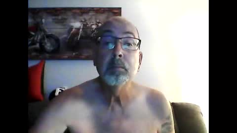 Snapshot of meathome3 chatting on 10-04-25, 11:30 me at home online show from 10-04-25, 11:30