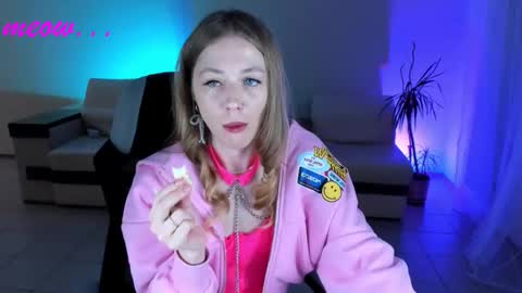 Snapshot of meeeeeow08 chatting on 10-15-25, 01:28 Sweet Meow nonude online show from 10-15-25, 01:28