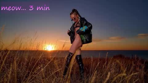 Snapshot of meeeeeow08 chatting on 10-27-25, 12:58 Sweet Meow nonude online show from 10-27-25, 12:58