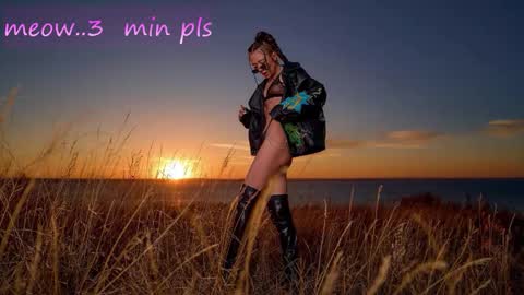 Snapshot of meeeeeow08 chatting on 11-14-25, 03:38 Sweet Meow nonude online show from 11-14-25, 03:38