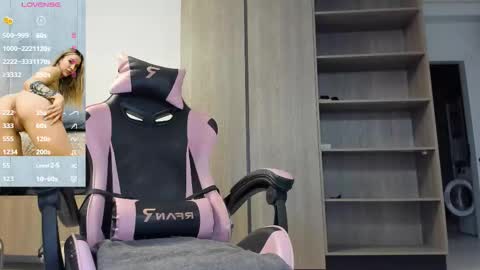 Snapshot of megan_ros_ chatting on 10-13-25, 06:02 Megan online show from 10-13-25, 06:02