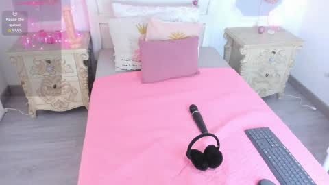 Snapshot of meganstar__ chatting on 11-25-25, 11:54 Megan online show from 11-25-25, 11:54