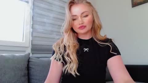 Snapshot of melani_a chatting on 05-15-26, 10:44 Melania online show from 05-15-26, 10:44