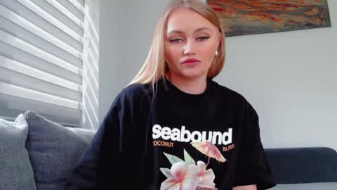 Snapshot of melani_a chatting on 05-25-26, 12:11 Melania online show from 05-25-26, 12:11