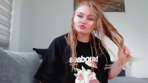 Snapshot of melani_a chatting on 05-26-26, 11:17 Melania online show from 05-26-26, 11:17