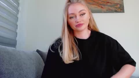 Snapshot of melani_a chatting on 05-29-26, 10:24 Melania online show from 05-29-26, 10:24
