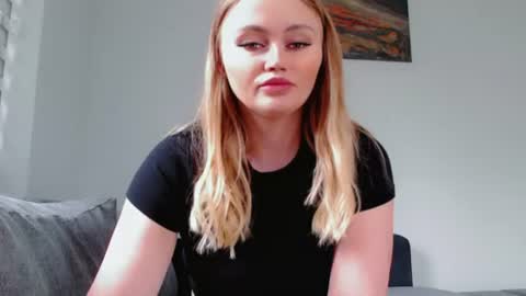 Snapshot of melani_a chatting on 06-12-26, 11:31 Melania online show from 06-12-26, 11:31