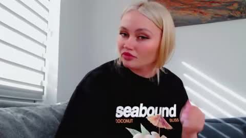 Snapshot of melani_a chatting on 06-15-26, 02:19 Melania online show from 06-15-26, 02:19