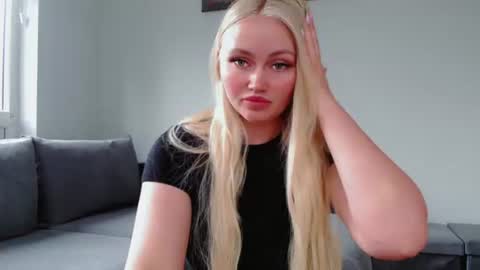Snapshot of melani_a chatting on 06-17-26, 11:01 Melania online show from 06-17-26, 11:01