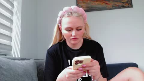 Snapshot of melani_a chatting on 06-18-26, 11:58 Melania online show from 06-18-26, 11:58