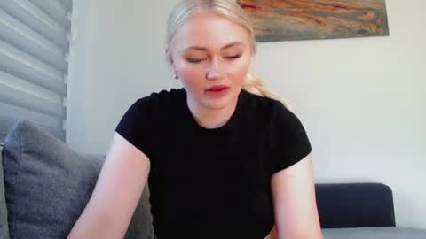 Snapshot of melani_a chatting on 06-25-26, 11:04 Melania online show from 06-25-26, 11:04