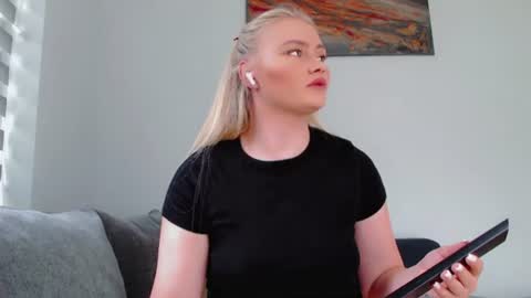 Snapshot of melani_a chatting on 07-09-26, 11:36 Melania online show from 07-09-26, 11:36