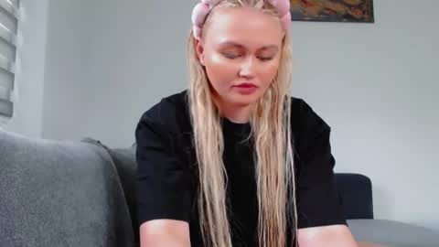 Snapshot of melani_a chatting on 07-14-26, 10:09 Melania online show from 07-14-26, 10:09