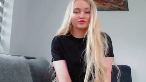 Snapshot of melani_a chatting on 07-18-26, 12:53 Melania online show from 07-18-26, 12:53