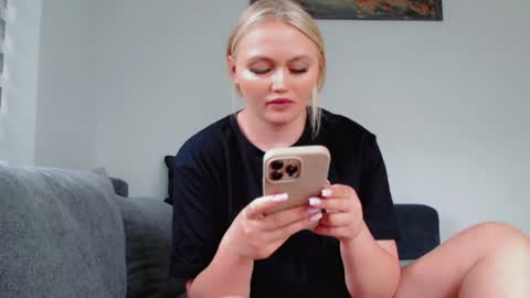 Snapshot of melani_a chatting on 07-26-26, 01:18 Melania online show from 07-26-26, 01:18