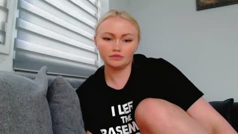 Snapshot of melani_a chatting on 07-28-26, 02:13 Melania online show from 07-28-26, 02:13
