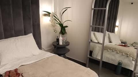 Melanie Baez online show from 03-10-25, 06:27