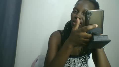 Snapshot of melanie_goddesss chatting on 09-30-25, 06:57 milly online show from 09-30-25, 06:57