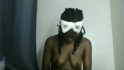 Snapshot of melanie_goddesss chatting on 10-22-25, 07:46 milly online show from 10-22-25, 07:46