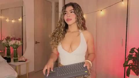 Snapshot of melina_ferrer1 chatting on 07-12-26, 12:40 EI online show from 07-12-26, 12:40