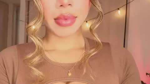 Snapshot of melina_ferrer1 chatting on 07-17-26, 01:29 EI online show from 07-17-26, 01:29