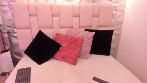 Snapshot of mell_muller chatting on 02-25-26, 11:42 Mell online show from 02-25-26, 11:42