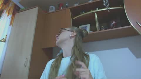 Snapshot of melly_rosey chatting on 02-17-25, 07:37 Melly online show from 02-17-25, 07:37