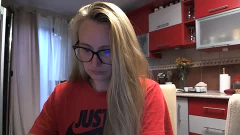 Snapshot of melly_rosey chatting on 09-12-25, 07:08 Melly online show from 09-12-25, 07:08