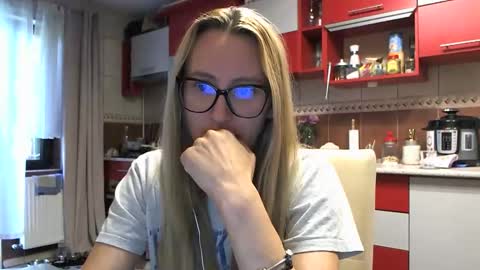 Melly online show from 09-19-25, 06:26