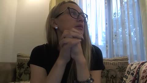 Snapshot of melly_rosey chatting on 10-03-25, 06:32 Melly online show from 10-03-25, 06:32