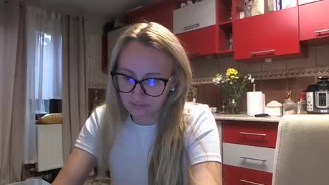 Snapshot of melly_rosey chatting on 10-13-25, 06:35 Melly online show from 10-13-25, 06:35