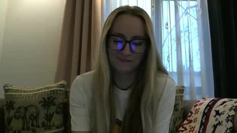 Snapshot of melly_rosey chatting on 11-10-25, 07:29 Melly online show from 11-10-25, 07:29