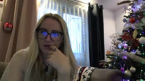 Snapshot of melly_rosey chatting on 12-17-25, 07:25 Melly online show from 12-17-25, 07:25