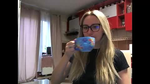 Melly online show from 02-12-26, 08:42