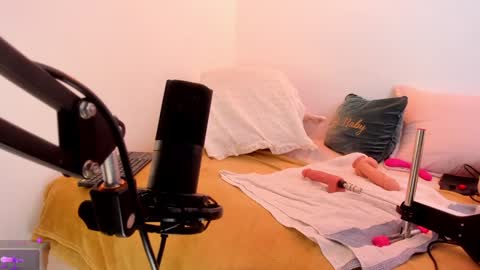  Leslie  online show from 02-08-25, 03:10