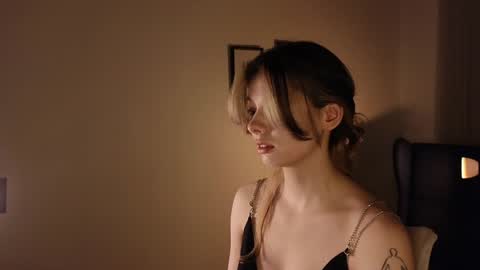 Snapshot of melodykey_x chatting on 01-28-25, 02:42 melody online show from 01-28-25, 02:42