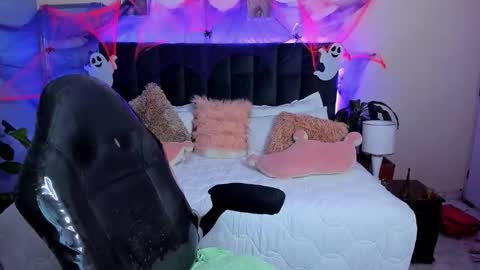 Snapshot of mely_ocean chatting on 10-08-25, 04:26 MELY online show from 10-08-25, 04:26