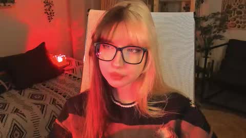 Mia online show from 11-05-25, 03:23