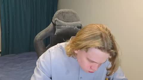 Snapshot of meow_mickey chatting on 03-04-25, 04:52 Mickey online show from 03-04-25, 04:52