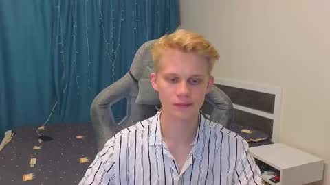 Snapshot of meow_mickey chatting on 10-08-25, 10:51 Mickey online show from 10-08-25, 10:51