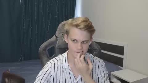 Snapshot of meow_mickey chatting on 10-19-25, 08:26 Mickey online show from 10-19-25, 08:26