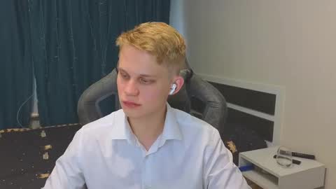 Snapshot of meow_mickey chatting on 11-11-25, 10:15 Mickey online show from 11-11-25, 10:15