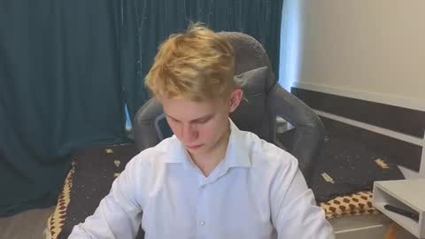 Snapshot of meow_mickey chatting on 11-18-25, 09:47 Mickey online show from 11-18-25, 09:47