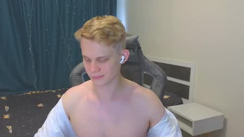 Snapshot of meow_mickey chatting on 11-19-25, 08:25 Mickey online show from 11-19-25, 08:25