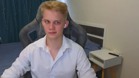 Snapshot of meow_mickey chatting on 11-22-25, 08:02 Mickey online show from 11-22-25, 08:02