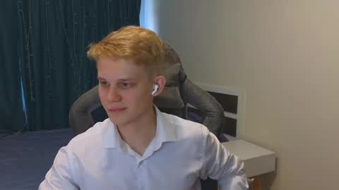 Snapshot of meow_mickey chatting on 11-26-25, 08:48 Mickey online show from 11-26-25, 08:48