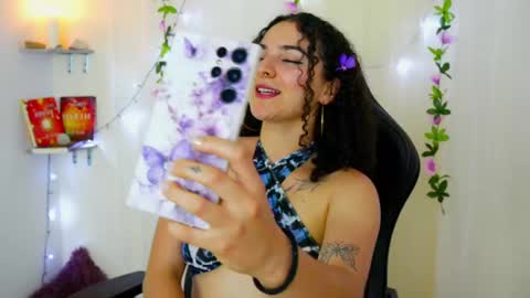 Snapshot of merida_bell18 chatting on 02-23-25, 01:02 Merida Bell online show from 02-23-25, 01:02